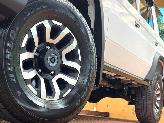 �y����16�C���`�A���~�z�C�[���z�O�ςɃ}�b�`���������A���~�z�C�[���𑕒����Ă���܂��B�e��ЊO�A���~�z�C�[����A�X�^�b�h���X�^�C�����戵�����Ă���܂��B���񂲑��k����������