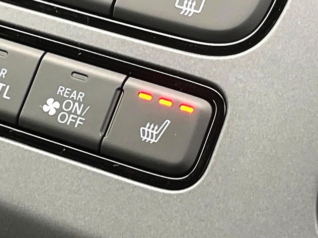 【シートヒーター】寒い日に重宝するシートヒーター!エアコンより早く温まってくれるので寒がりの人も安心ですね♪エアコンの温風は乾燥するから苦手、という方にもをおすすめです。