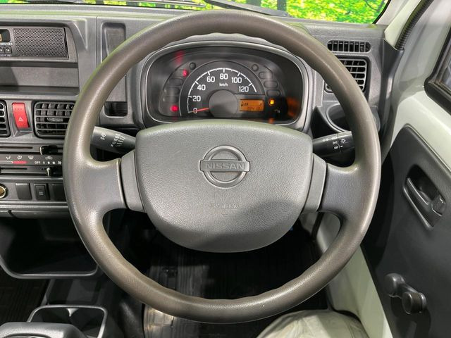 �C���e���A�ɍ��킹���f�U�C���̃X�e�A�����O�́A�^�]�������̂��Ƃ��l���A�^�]���₷���`��A�傫���ł��B�����x�A���ۂɐG���Ă��m���߂��������B