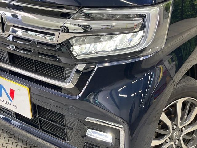 【LEDヘッドライト】悪天候や夜間走行時も良好な視界を確保し安心して運転できる高輝度LEDヘッドライトを装備!点灯速度が早く、消費電力も抑えられています。