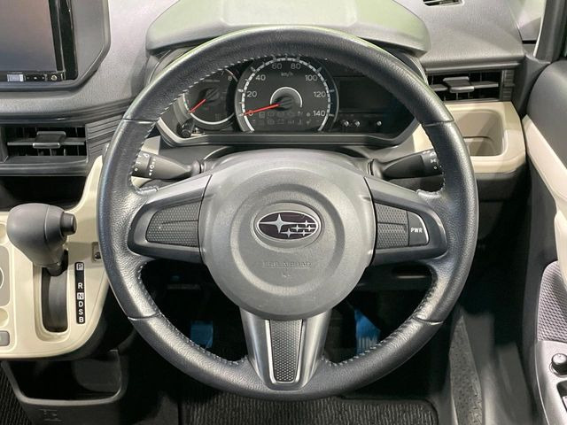 �C���e���A�ɍ��킹���f�U�C���̃X�e�A�����O�́A�^�]�������̂��Ƃ��l���A�^�]���₷���`��A�傫���ł��B�����x�A���ۂɐG���Ă��m���߂��������B