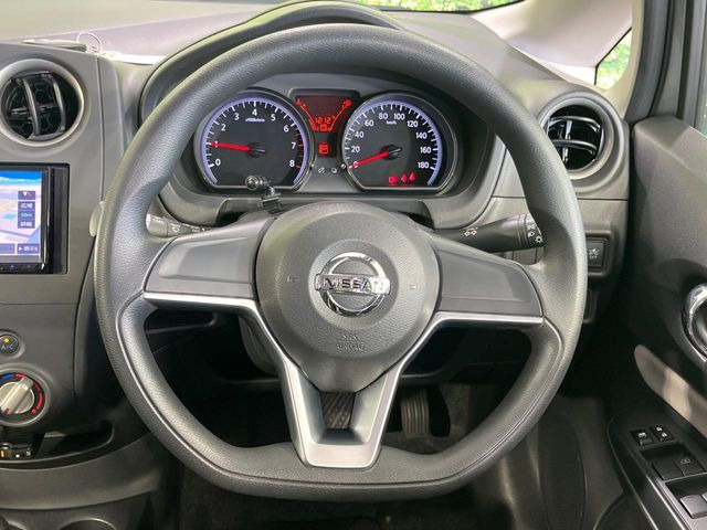 �C���e���A�ɍ��킹���f�U�C���̃X�e�A�����O�́A�^�]�������̂��Ƃ��l���A�^�]���₷���`��A�傫���ł��B�����x�A���ۂɐG���Ă��m���߂��������B