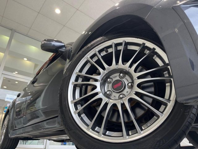 �y����18�C���`�A���~�z�C�[���z�O�ςɃ}�b�`���������A���~�z�C�[���𑕒����Ă���܂��B�e��ЊO�A���~�z�C�[����A�X�^�b�h���X�^�C�����戵�����Ă���܂��B���񂲑��k����������