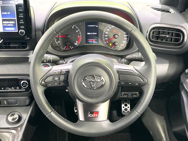 �C���e���A�ɍ��킹���f�U�C���̃X�e�A�����O�́A�^�]�������̂��Ƃ��l���A�^�]���₷���`��A�傫���ł��B�����x�A���ۂɐG���Ă��m���߂��������B
