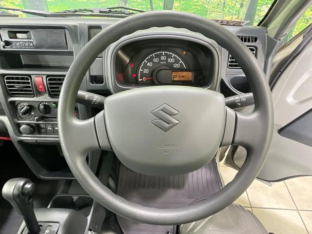 �C���e���A�ɍ��킹���f�U�C���̃X�e�A�����O�́A�^�]�������̂��Ƃ��l���A�^�]���₷���`��A�傫���ł��B�����x�A���ۂɐG���Ă��m���߂��������B