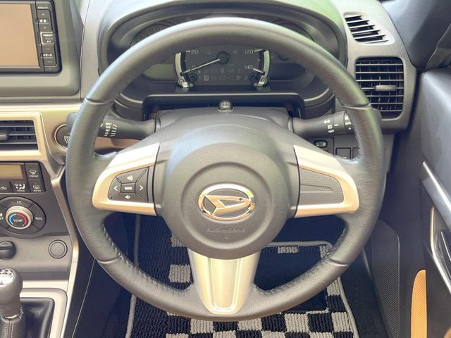 �C���e���A�ɍ��킹���f�U�C���̃X�e�A�����O�́A�^�]�������̂��Ƃ��l���A�^�]���₷���`��A�傫���ł��B�����x�A���ۂɐG���Ă��m���߂��������B