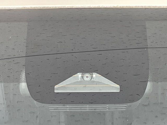 【トヨタセーフティセンス】走行中に前方の車両等を認識し、衝突しそうな時は警報とブレーキで衝突回避と被害軽減をアシスト。より安全にドライブをお楽しみいただけます。