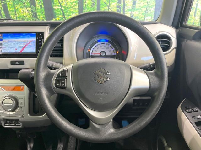 �C���e���A�ɍ��킹���f�U�C���̃X�e�A�����O�́A�^�]�������̂��Ƃ��l���A�^�]���₷���`��A�傫���ł��B�����x�A���ۂɐG���Ă��m���߂��������B