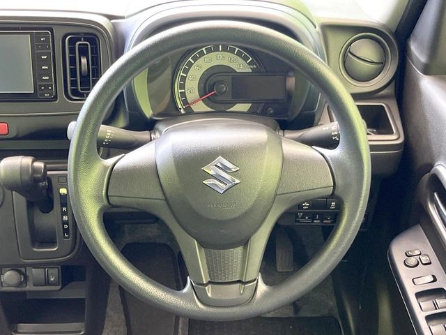 �C���e���A�ɍ��킹���f�U�C���̃X�e�A�����O�́A�^�]�������̂��Ƃ��l���A�^�]���₷���`��A�傫���ł��B�����x�A���ۂɐG���Ă��m���߂��������B
