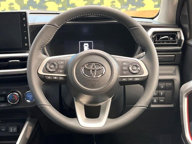 インテリアに合わせたデザインのステアリングは、運転される方のことも考え、運転しやすい形状、大きさです。是非一度、実際に触ってお確かめください。