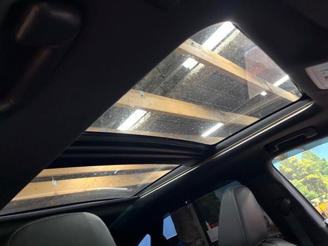 【大型サンルーフ】車内の解放感が一気に上がる大型のパノラマルーフ!季節を問わず開放的で快適なドライブをお楽しみいただけます。流通量も少なく希少価値の高い人気の装備です♪
