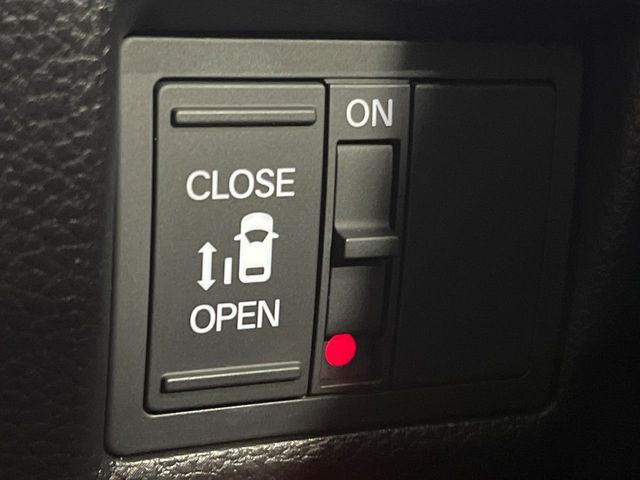 【パワースライドドア】スマートキーや運転席のスイッチでスライドドアの開閉が可能♪電動だから力を入れてドアを開ける必要が無く、小さいお子様でも、重い荷物を持っている時もラクに開け閉めできます♪