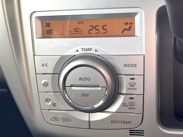【オートエアコン】一度お好みの温度に設定すれば、車内の温度を検知し風量や温度を自動で調整。暑い&hellip;寒い&hellip;と何度もスイッチ操作をする必要はありません。快適な車内空間には必須の機能ですね♪