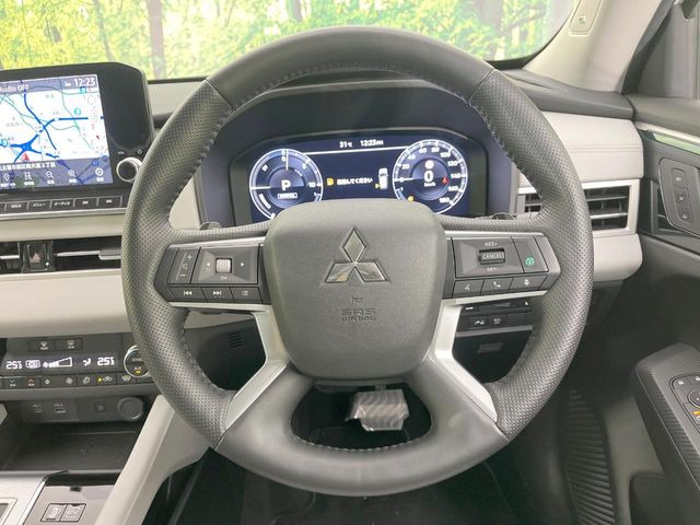 �C���e���A�ɍ��킹���f�U�C���̃X�e�A�����O�́A�^�]�������̂��Ƃ��l���A�^�]���₷���`��A�傫���ł��B�����x�A���ۂɐG���Ă��m���߂��������B