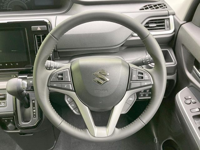 �C���e���A�ɍ��킹���f�U�C���̃X�e�A�����O�́A�^�]�������̂��Ƃ��l���A�^�]���₷���`��A�傫���ł��B�����x�A���ۂɐG���Ă��m���߂��������B