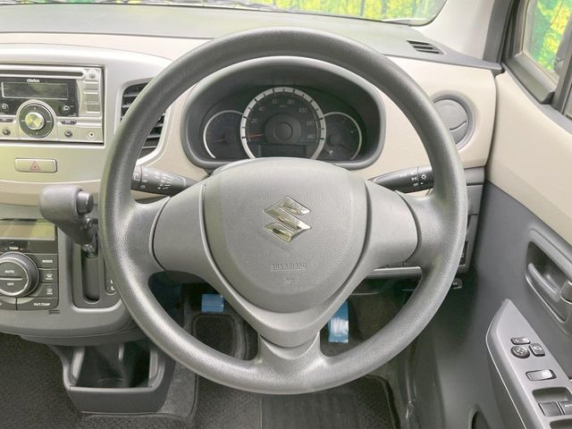 �C���e���A�ɍ��킹���f�U�C���̃X�e�A�����O�́A�^�]�������̂��Ƃ��l���A�^�]���₷���`��A�傫���ł��B�����x�A���ۂɐG���Ă��m���߂��������B