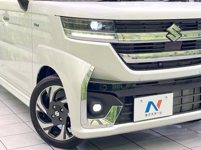 【LEDヘッドライト】悪天候や夜間走行時も良好な視界を確保し安心して運転できる高輝度LEDヘッドライトを装備!点灯速度が早く、消費電力も抑えられています。