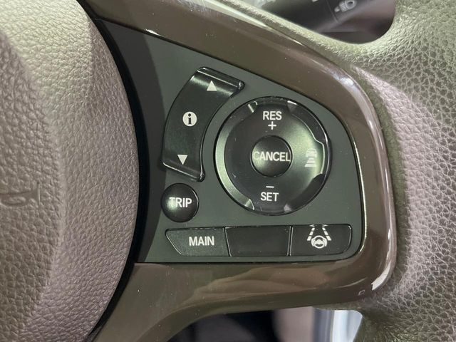 【アダプティブクルーズコントロール】高速道路での長距離走行が楽に!!自動で速度を保つクルーズコントロールが、衝突軽減システムと連携し、前方の車両を感知して車間を保つように速度調節してくれます!!