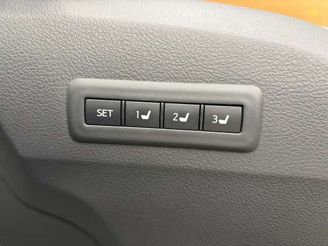 【運転席ポジションメモリー付パワーシート】ワンタッチで記憶させていたシートの前後・リクライニングはもちろん、シートリフターも備えます☆快適なドライブをお楽しみ下さい♪