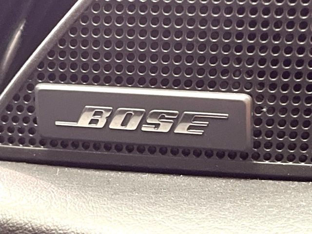 【BOSEサウンドシステム】メーカーオプションの高品位サウンドシステムを搭載。専用のチューニングが施された大小様々なスピーカーから良質なサウンドが奏でられ、臨場感あふれる音響空間を演出します。