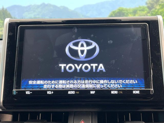 【9インチ純正ナビ】人気の純正ナビを装備しております。ナビの使いやすさはもちろん、オーディオ機能も充実!キャンプや旅行はもちろん、通勤や買い物など普段のドライブも楽しくなるはず♪