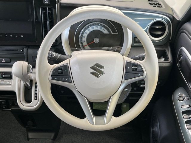 �C���e���A�ɍ��킹���f�U�C���̃X�e�A�����O�́A�^�]�������̂��Ƃ��l���A�^�]���₷���`��A�傫���ł��B�����x�A���ۂɐG���Ă��m���߂��������B