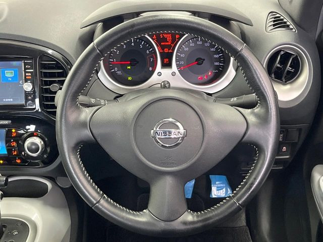 �C���e���A�ɍ��킹���f�U�C���̃X�e�A�����O�́A�^�]�������̂��Ƃ��l���A�^�]���₷���`��A�傫���ł��B�����x�A���ۂɐG���Ă��m���߂��������B