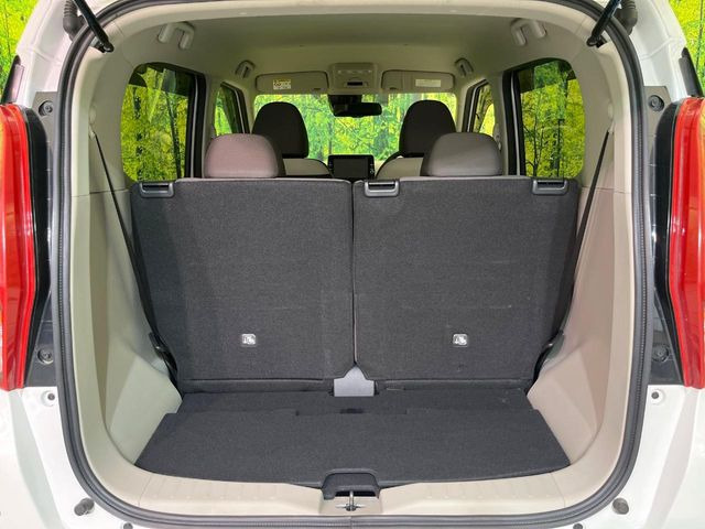 普段のお買い物や通勤、送迎等に十分な荷室スペースを確保しております。セカンドシートを倒すと、大きな荷物の積載も可能です♪