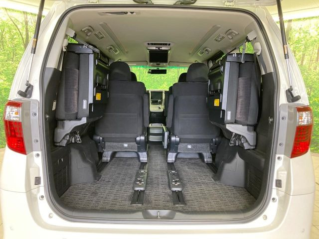 普段のお買い物や通勤、送迎等に十分な荷室スペースを確保しております。セカンドシートを倒すと、大きな荷物の積載も可能です♪