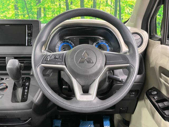 �C���e���A�ɍ��킹���f�U�C���̃X�e�A�����O�́A�^�]�������̂��Ƃ��l���A�^�]���₷���`��A�傫���ł��B�����x�A���ۂɐG���Ă��m���߂��������B