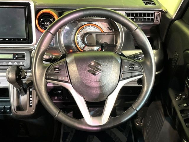 �C���e���A�ɍ��킹���f�U�C���̃X�e�A�����O�́A�^�]�������̂��Ƃ��l���A�^�]���₷���`��A�傫���ł��B�����x�A���ۂɐG���Ă��m���߂��������B