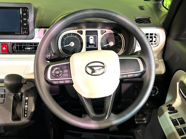 �C���e���A�ɍ��킹���f�U�C���̃X�e�A�����O�́A�^�]�������̂��Ƃ��l���A�^�]���₷���`��A�傫���ł��B�����x�A���ۂɐG���Ă��m���߂��������B