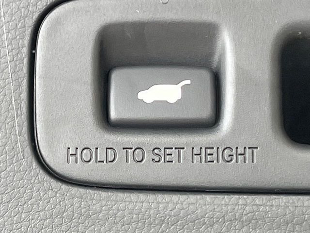 【パワーバックドア】スマートキーや運転席のボタンを押すだけでリアゲートが自動で開閉します!荷物を持っている時や、高い位置にあるバックドアを閉める際に便利な機能です♪