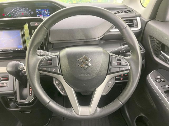 �C���e���A�ɍ��킹���f�U�C���̃X�e�A�����O�́A�^�]�������̂��Ƃ��l���A�^�]���₷���`��A�傫���ł��B�����x�A���ۂɐG���Ă��m���߂��������B