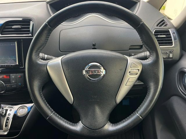 �C���e���A�ɍ��킹���f�U�C���̃X�e�A�����O�́A�^�]�������̂��Ƃ��l���A�^�]���₷���`��A�傫���ł��B�����x�A���ۂɐG���Ă��m���߂��������B