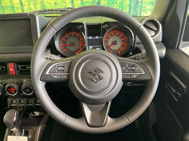 �C���e���A�ɍ��킹���f�U�C���̃X�e�A�����O�́A�^�]�������̂��Ƃ��l���A�^�]���₷���`��A�傫���ł��B�����x�A���ۂɐG���Ă��m���߂��������B
