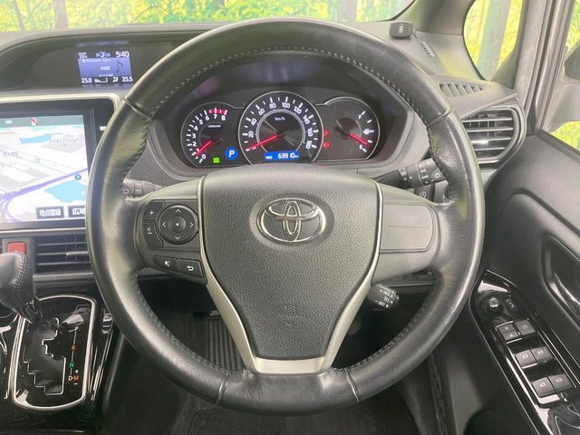 インテリアに合わせたデザインのステアリングは、運転される方のことも考え、運転しやすい形状、大きさです。是非一度、実際に触ってお確かめください。