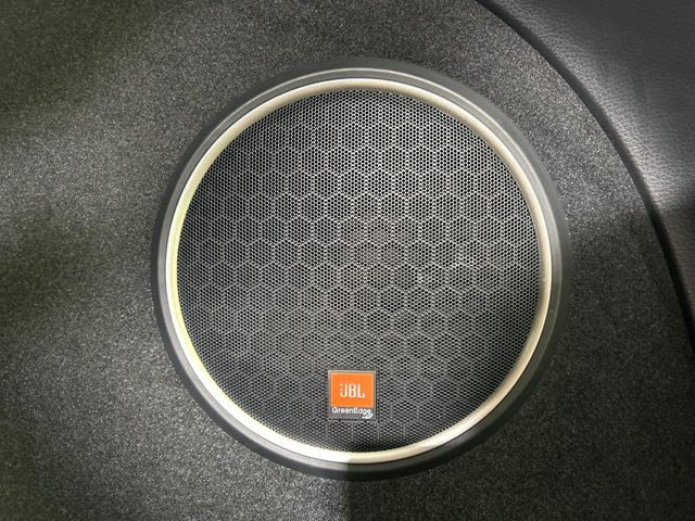 �yJBL�T�E���h�V�X�e���z���[�J�[�I�v�V�����̍��i�ʃT�E���h�V�X�e���𓋍ځB��p�̃`���[�j���O���{���ꂽ�召�l�X�ȃX�s�[�J�[����ǎ��ȃT�E���h���t�ł��A�Տꊴ���ӂ�鉹����Ԃ����o���܂��B