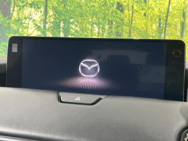 【12.3インチマツダコネクト】車内の雰囲気にマッチした大型ディスプレイ。スマホ接続でのナビ使用やBluetooth再生等、様々な機能が楽しめます。直感的なダイヤル操作が可能で、使い勝手も良好です。