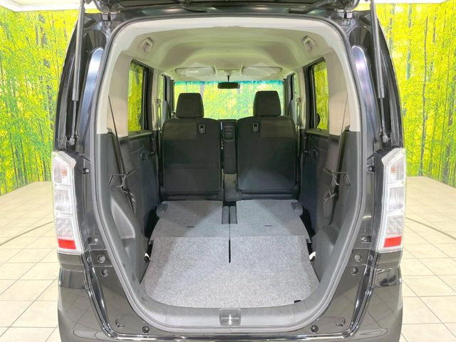 普段のお買い物や通勤、送迎等に十分な荷室スペースを確保しております。セカンドシートを倒すと、大きな荷物の積載も可能です♪