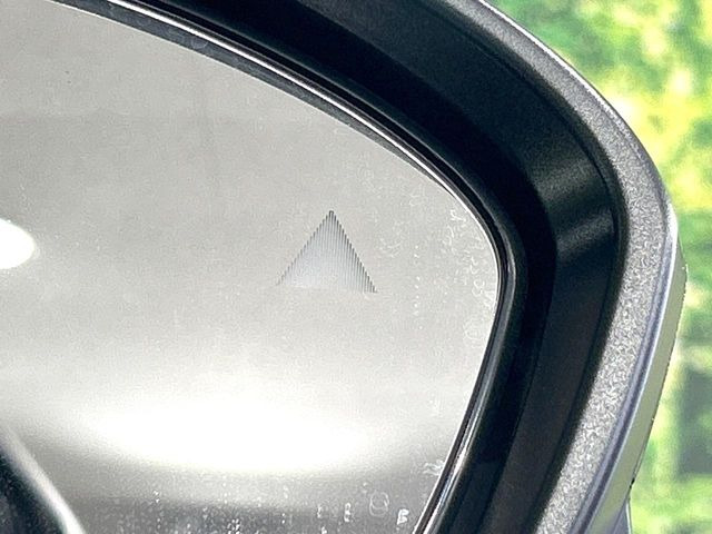 【後方車輛検知】走行中、ドアミラーの死角になりやすい箇所に後続車が接近するとサイドミラー付近に警告を表示、ドライバーに注意喚起をしてくれます。