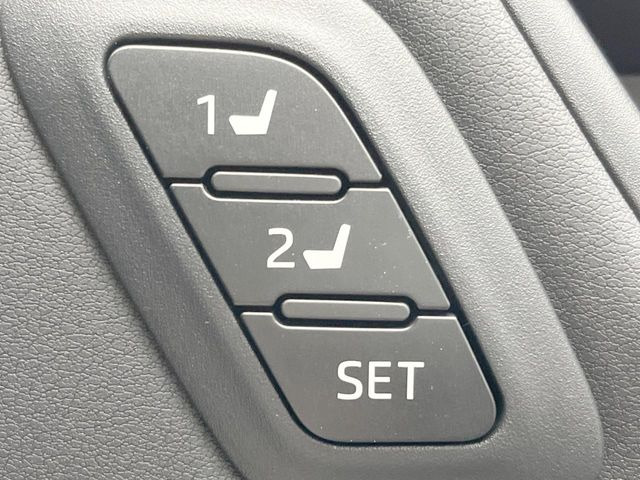 【メモリー機能付きパワーシート】ドライバーごとに設定したシート位置を記憶して、ボタン一つで切り替えできる便利な機能!運転する方が複数名いらっしゃるご家庭におすすめです♪