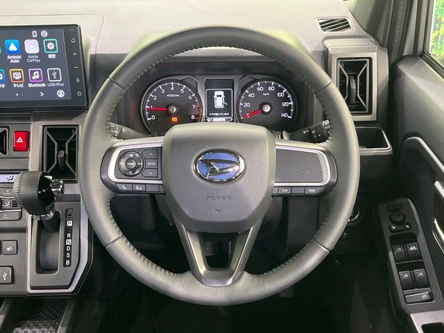 �C���e���A�ɍ��킹���f�U�C���̃X�e�A�����O�́A�^�]�������̂��Ƃ��l���A�^�]���₷���`��A�傫���ł��B�����x�A���ۂɐG���Ă��m���߂��������B