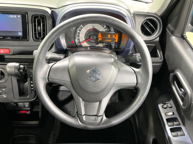 �C���e���A�ɍ��킹���f�U�C���̃X�e�A�����O�́A�^�]�������̂��Ƃ��l���A�^�]���₷���`��A�傫���ł��B�����x�A���ۂɐG���Ă��m���߂��������B