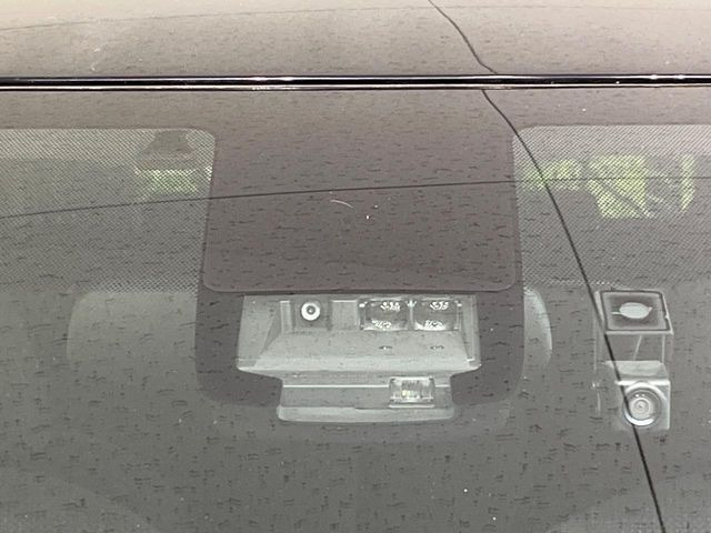 【プリクラッシュセーフティ】前方の車両等を検知し、衝突しそうな時は警報で注意を促し、ブレーキを踏む力をサポート。ブレーキを踏めなかった場合は衝突被害軽減ブレーキが作動、衝突回避をサポートします。