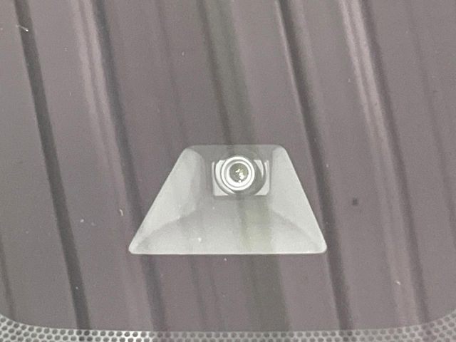 【三菱e-Assist】走行中に前方の車両等を認識し、衝突しそうな時は警報とブレーキで衝突回避と被害軽減をアシスト。より安全にドライブをお楽しみいただけます。