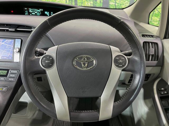 �C���e���A�ɍ��킹���f�U�C���̃X�e�A�����O�́A�^�]�������̂��Ƃ��l���A�^�]���₷���`��A�傫���ł��B�����x�A���ۂɐG���Ă��m���߂��������B