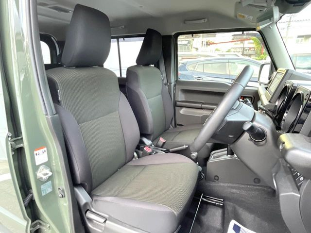 運転席まわりには十分なスペースがあり、大柄な方でもゆったり運転していただける環境です。