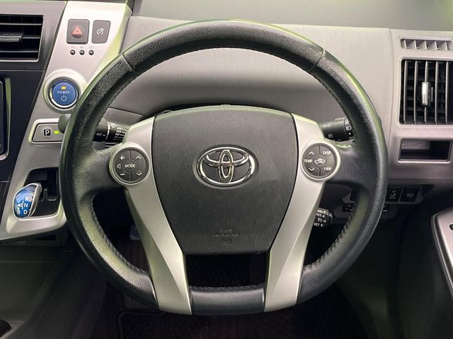 �C���e���A�ɍ��킹���f�U�C���̃X�e�A�����O�́A�^�]�������̂��Ƃ��l���A�^�]���₷���`��A�傫���ł��B�����x�A���ۂɐG���Ă��m���߂��������B