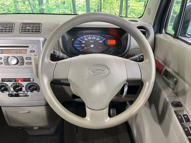 �C���e���A�ɍ��킹���f�U�C���̃X�e�A�����O�́A�^�]�������̂��Ƃ��l���A�^�]���₷���`��A�傫���ł��B�����x�A���ۂɐG���Ă��m���߂��������B